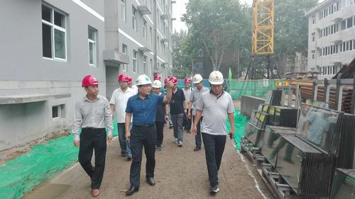 建設(shè)集團(tuán)副總經(jīng)理王明智一行蒞臨韓城分公司棚戶區(qū)改造項(xiàng)目施工現(xiàn)場檢查指導(dǎo)工作