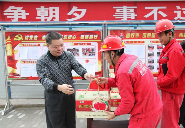 陜煤集團(tuán)總經(jīng)理助理、建設(shè)集團(tuán)聯(lián)合黨委書記、董事長寧興剛一行深入礦建二公司冶坪項(xiàng)目部慰問一線職工