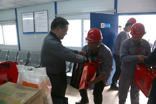 陜煤集團(tuán)總經(jīng)理助理、建設(shè)集團(tuán)聯(lián)合黨委書記、董事長寧興剛一行深入基層慰問一線員工