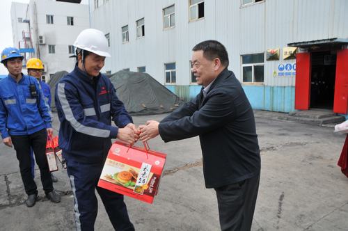 陜煤集團(tuán)總經(jīng)理助理、建設(shè)集團(tuán)聯(lián)合黨委書記、董事長寧興剛一行節(jié)日期間深入洗選煤運(yùn)營公司基層慰問一線員工