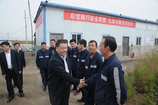 陜煤集團(tuán)總經(jīng)理助理、建設(shè)集團(tuán)聯(lián)合黨委書記、董事長寧興剛一行深入掘進(jìn)公司紅柳林項(xiàng)目部走訪慰問