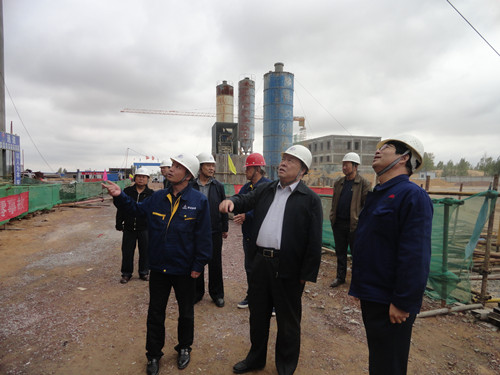 陜煤集團總經(jīng)理助理、建設(shè)集團聯(lián)合黨委書記、董事長寧興剛一行中秋節(jié)深入曹家灘項目工地視察慰問