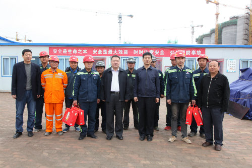 到一線，送祝福，鼓干勁