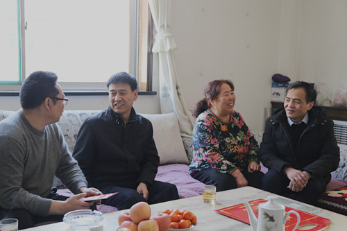 建設(shè)集團(tuán)聯(lián)合黨委副書記、紀(jì)委書記、工會(huì)主席侯本英走訪慰問機(jī)電安裝公司困難職工