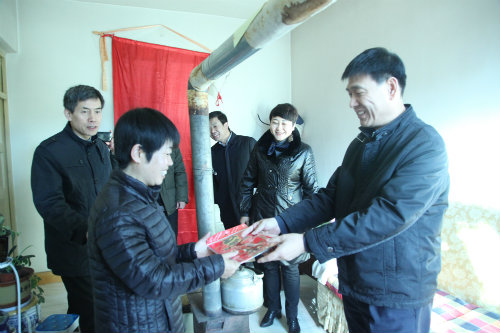  心系困難職工，情暖困難黨員