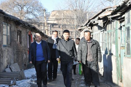 建設(shè)集團(tuán)聯(lián)合黨委副書記、紀(jì)委書記、工會(huì)主席侯本英 為韓城分公司困難職工送來春節(jié)祝福