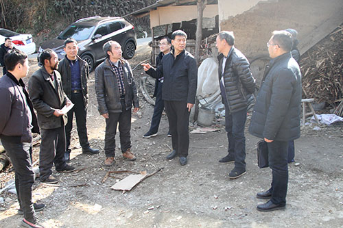 建設(shè)集團聯(lián)合黨委副書記 紀(jì)委書記 工會主席侯本英前往大壩村慰問貧困戶