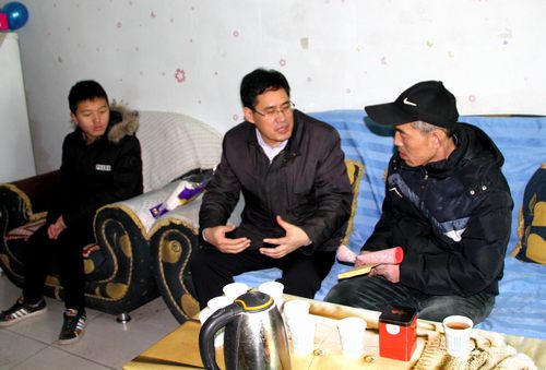 建設(shè)集團副總經(jīng)理司正林一行慰問銅煤公司困難職工