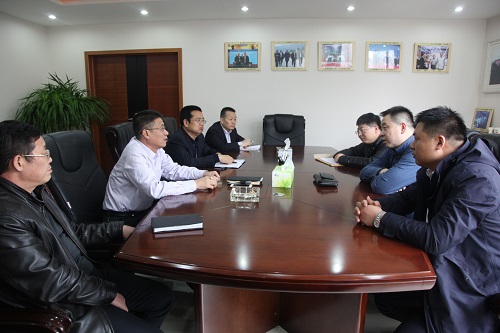 秦漢開發(fā)建設(shè)公司副總經(jīng)理?xiàng)詈幰恍衼斫ㄔO(shè)集團(tuán)座談