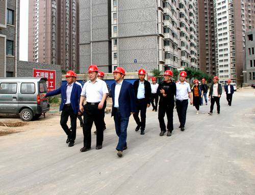 寧興剛、王明智一行深入銅煤1#、2#住宅小區(qū)施工現(xiàn)場調(diào)研指導工作