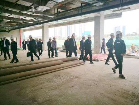 陜煤集團(tuán)思創(chuàng)學(xué)院觀摩團(tuán)走進(jìn)陜煤建設(shè)天工公司承建的陜煤技術(shù)研究院施工現(xiàn)場(chǎng)