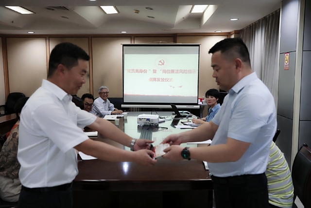 亮身份，陜煤建設路橋分公司黨員干部在行動！