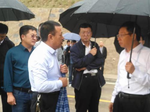 延安市市長(zhǎng)薛占海蒞臨陜煤建設(shè)礦建二公司車(chē)村項(xiàng)目部檢查指導(dǎo)工作