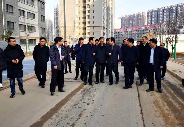 銅川礦業(yè)公司黨委書記、執(zhí)行董事劉水利一行蒞臨銅煤1#、2#住宅小區(qū)現(xiàn)場調(diào)研指導(dǎo)工作