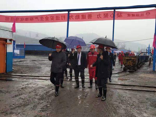 江蘇悅達集團領(lǐng)導(dǎo)蒞臨陜煤建設(shè)礦建二公司王峰項目部檢查指導(dǎo)工作