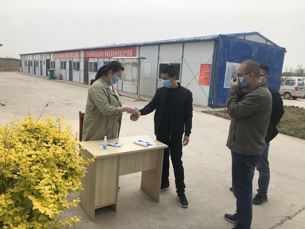 渭南市交通局安全生產(chǎn)“雙隨機(jī)”抽查組深入澄合分公司G242大荔過境公路項目檢查指導(dǎo)