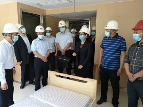 陜煤實業(yè)集團董事長胡守平、總經(jīng)理劉文蒞臨西煤機養(yǎng)老院項目部檢查指導(dǎo)工作