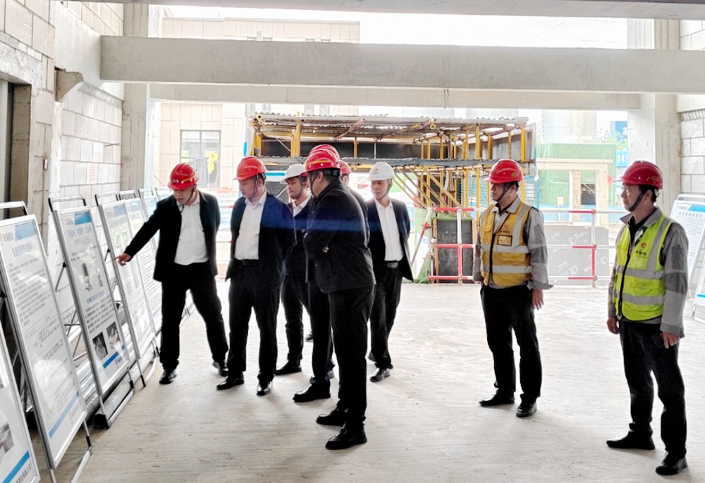 陜煤集團(tuán)基本建設(shè)部高級(jí)主任師楊景輝一行深入陜煤建設(shè)銅煤公司承建的檸條塔新建3#、4#員工公寓樓項(xiàng)目檢查指導(dǎo)工作