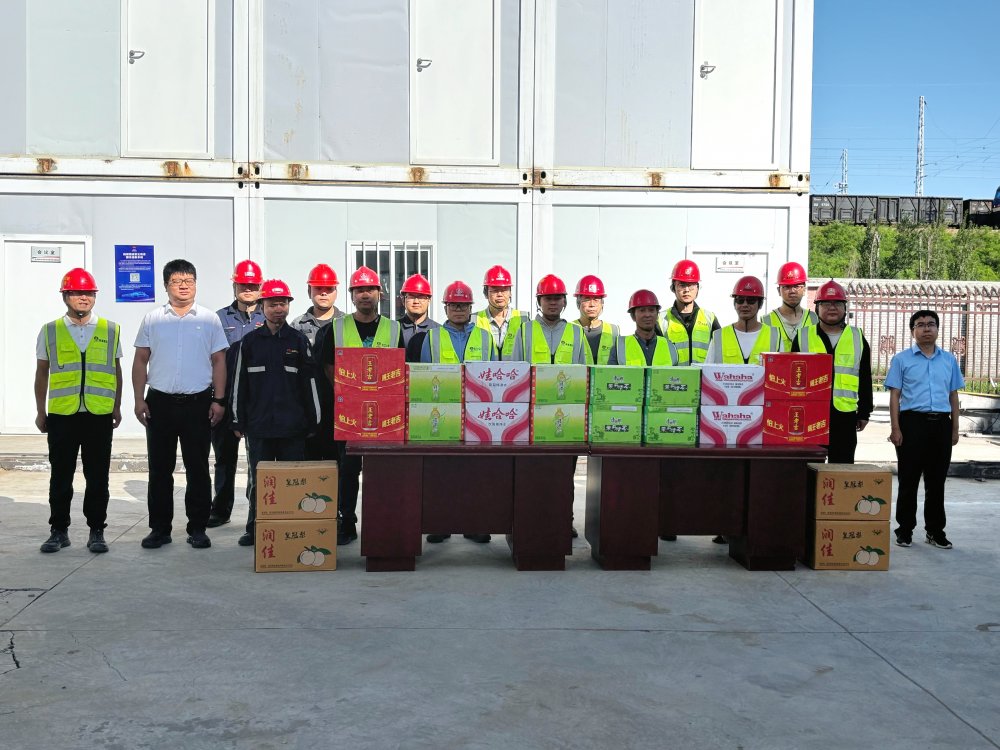 陜西小保當?shù)V業(yè)有限公司總經理薛曉強一行深入陜煤建設第二直屬項目部開展“送清涼”慰問活動