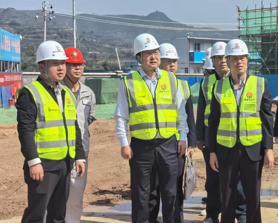 陜西省煤層氣黨委委員、紀(jì)委書記董巨國(guó)一行深入天工公司土建第二十一項(xiàng)目部開展節(jié)前檢查指導(dǎo)工作