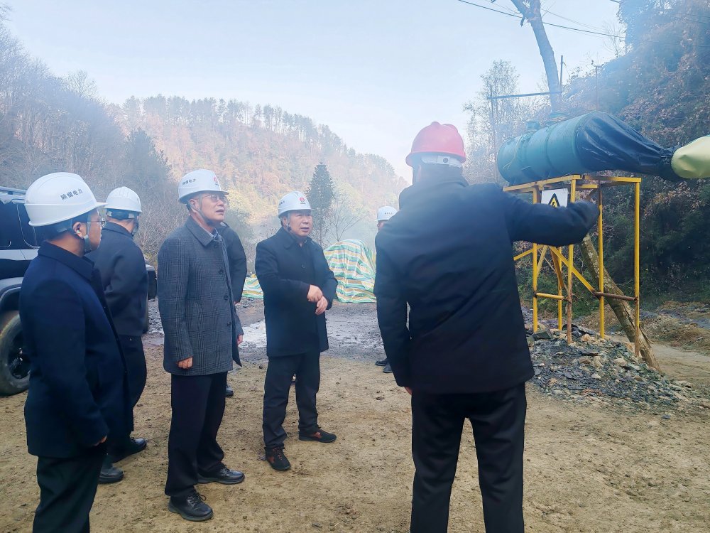 陜煤集團(tuán)總經(jīng)理助理、陜煤電力集團(tuán)黨委書記、董事長(zhǎng)馮平安一行深入西鄉(xiāng)抽蓄電站勘探平硐項(xiàng)目現(xiàn)場(chǎng)檢查指導(dǎo)前期準(zhǔn)備工作